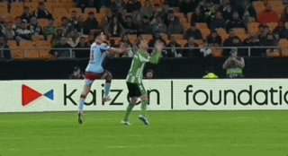 leyu-赔了儿子又折兵 范佩西目睹儿子重伤被担架抬下场